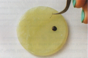 Нефритовый камень для клея используется для наращивания ресниц.